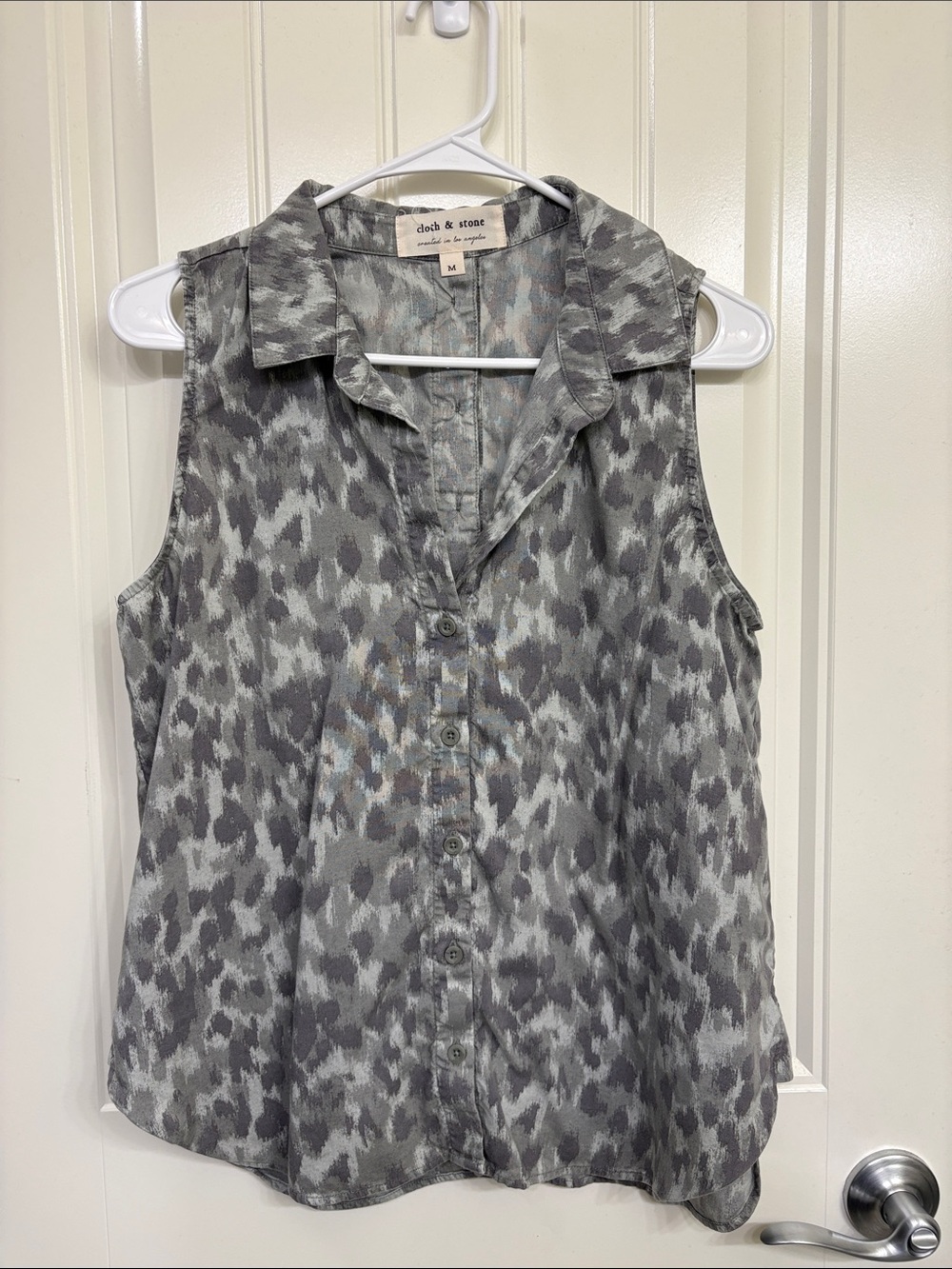 cloth & stone Gray Leopard-Print‎ Sleeveless Button-Down Split back Top
